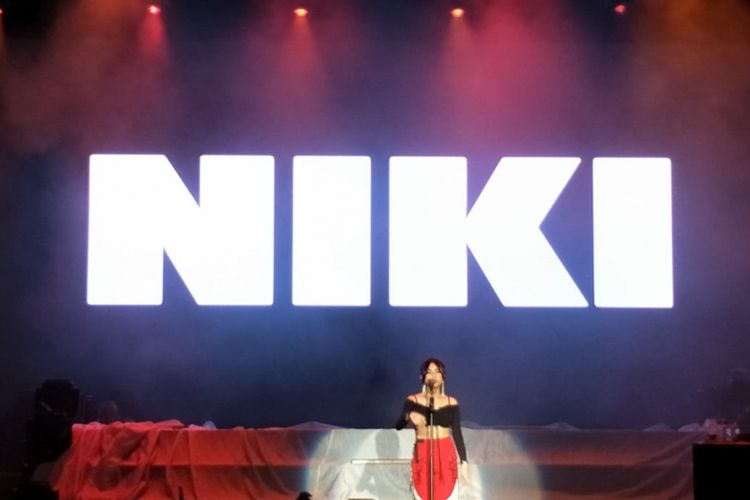 NIKI saat beraksi dalam konser On Off Festival 2018 hari pertama yang digelar di Gandaria City Mall, Jakarta Selatan, Sabtu  (11/8/2018).