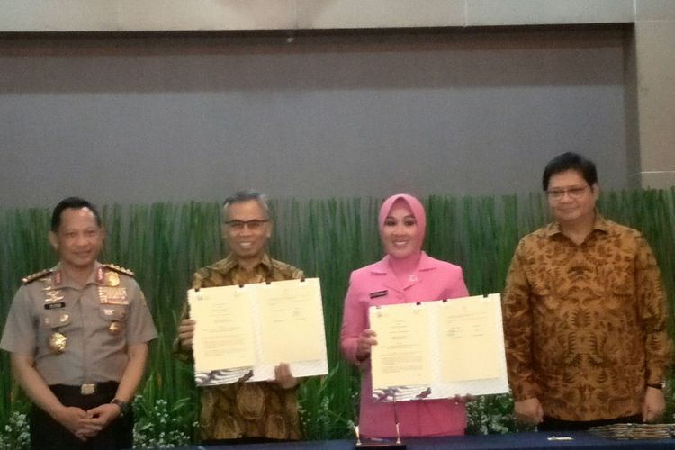 Penandatanganan kerja sama OJK dengan Bhayangkari Polri disaksikan oleh Kapolri Tito Karnavian dan Menteri Perindustrian Airlangga Hartarto di Markas Besar Kepolisian Republik Indonesia, Jakarta, Selasa (27/3/2018).