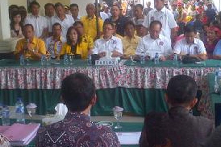 Foto suasana Balon Pasangan Bupati dan wakil Bupati Poso yang gagal diusung Golkar saat menyerahkan berkas di KPU Poso 