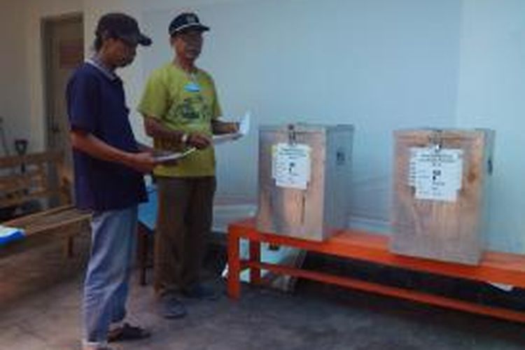 Panitia tps 102 saat mempersiapkan tempat pemilihan