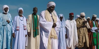 Siapa yang Paling Berhak Jadi Imam Sholat? Ini Kriterianya Menurut Hadis dan Ulama