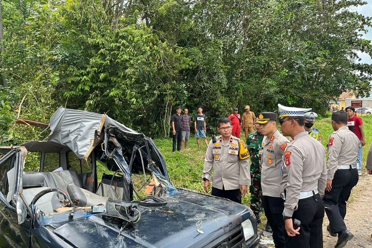 Toyota Kijang Super dengan plat nomor BG 1386 CH terlibat kecelakaan di jalan lintas Simpang Empat Desa Segayam tepatnya Simpang Patra Tani Desa Talang Taling, Kecamatan Gelumbang, Kabupaten Muara Enim, Sumatera Selatan, Senin (27/2/2023) yang menyebabkan lima orang penumpang tewas.
