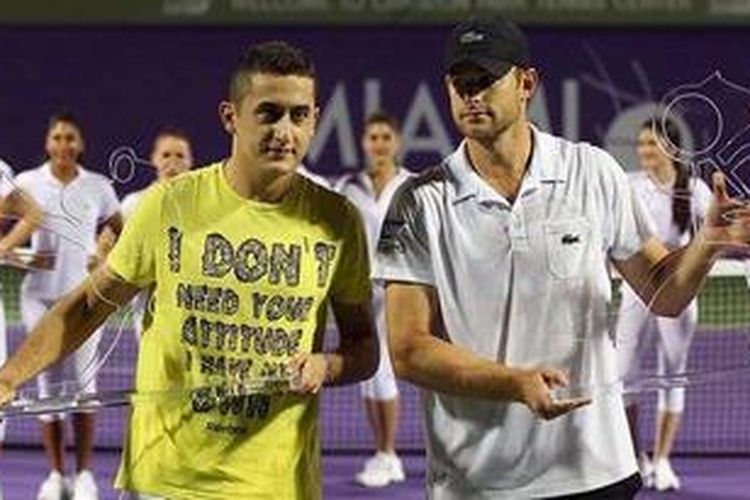  Andy Roddick (kanan) suaifinal pertandingan ekshibisi Miami Tennis Cup.