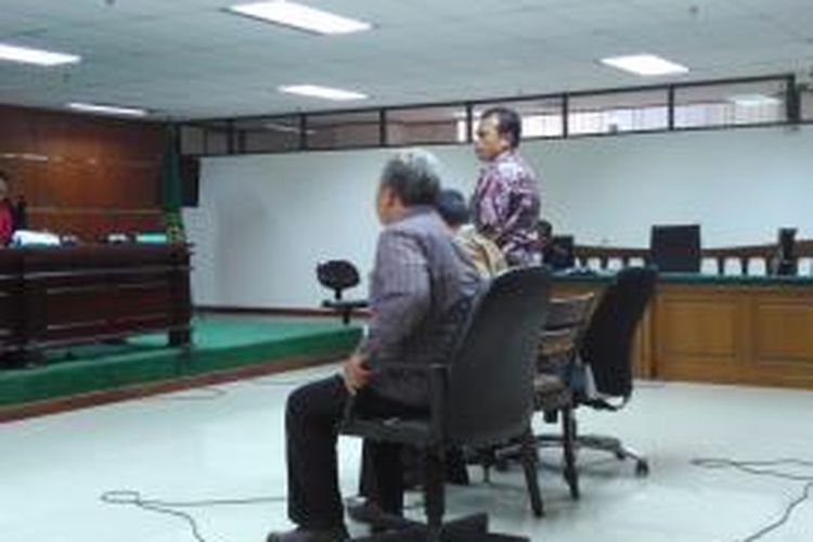 Hakim PTUN Medan Dermawan Ginting (berdiri) bersaksi dalam perkara suap kepada hakim dan panitera PTUN Medan di Pengadilan Tipikor, Jakarta, Kamis (1/10/2015).