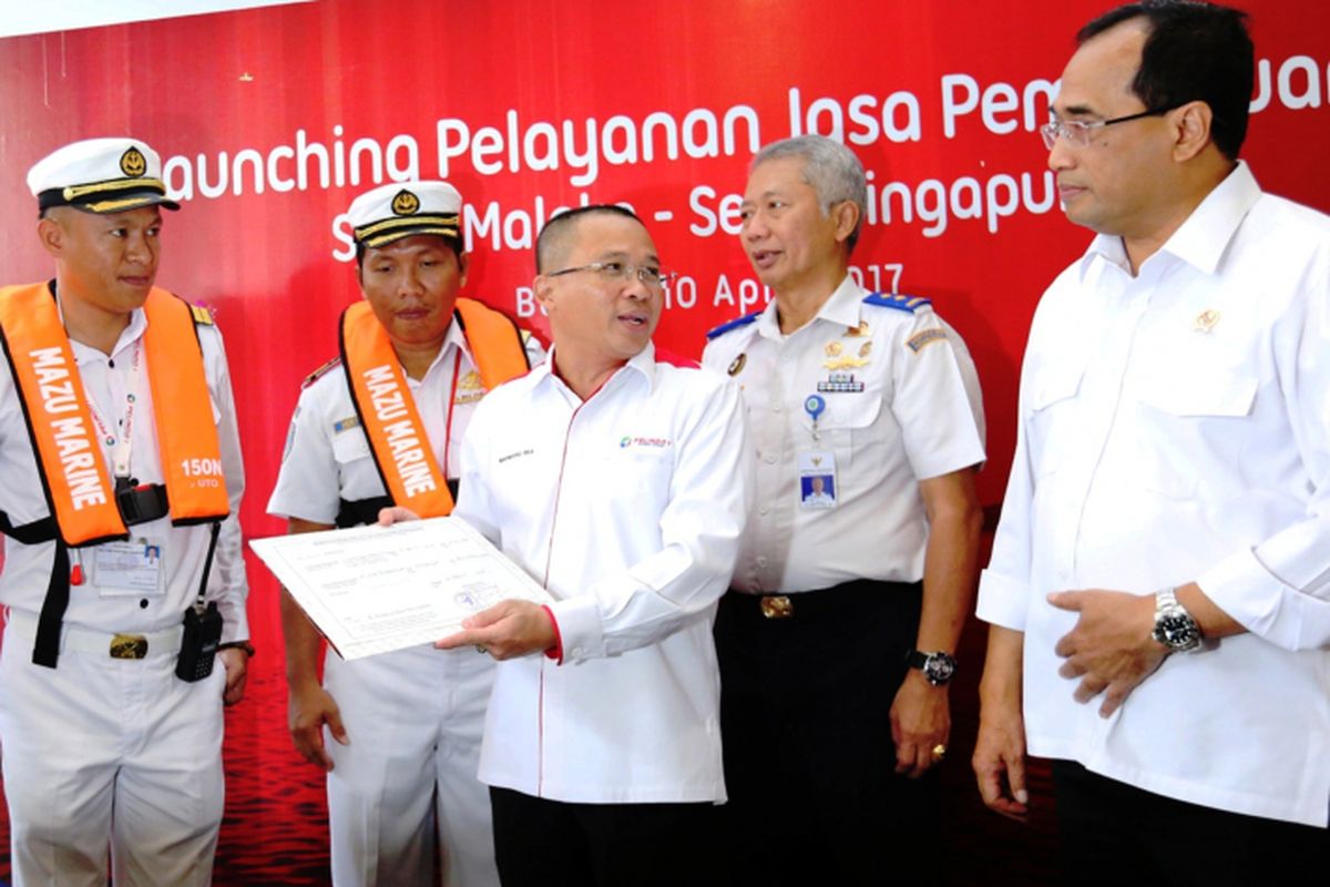 Menteri Perhubungan Budi Karya Sumadi dan Direktur Utama Pelindo I Bambang Eka Cahyana saat peresmian Kelola Jasa Pemanduan Kapal di Selat Malaka – Selat Singapura, Senin (10/4/2017)