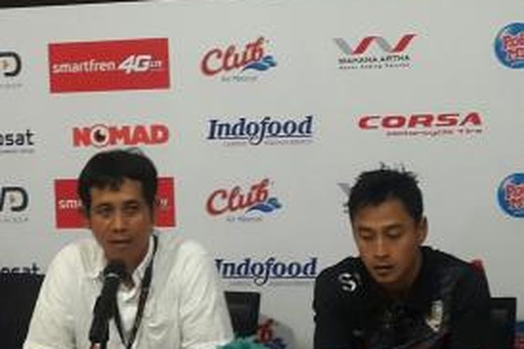 Pelatih Arema Cronus, Joko Susilo (kiri), bersama salah satu pemainnya, Samsul Arif, menghadiri konferensi pers usai laga Piala Presiden 2015 melawan Bali United, Mingu (17/9/2015)