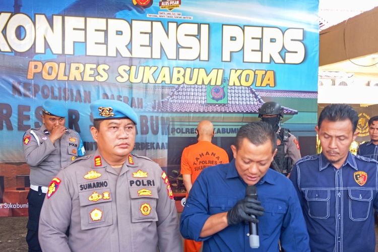 Kepala Satuan Reskrim Polres Sukabumi Kota AKP Bagus Panuntun (tengah) memberikan pernyataan saat konferensi pers di Sukabumi, Jawa Barat, Rabu (13/12/2023).