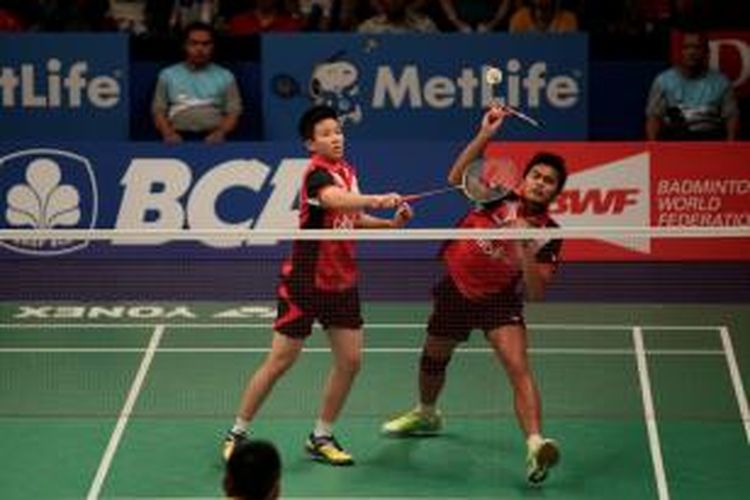 Pasangan ganda campuran Indonesia, Tontowi Ahmad (kanan)/Liliyana Natsir, berusaha mengembalikan kok dari ganda Tiongkok, Xu Chen/Ma Jian, pada semifinal BCA Indonesia Open Superseries Premier 2014, Sabtu (21/6/2014). Tontowi/Liliyana kalah 21-18, 12-21, 15-21.