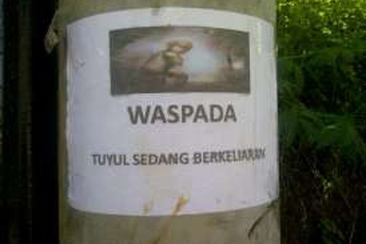 Poster imbauan waspada dipasang warga di dinding rumah di Kelurahan Pasirjati RW 13, Kecamatan Ujungberung, Kota Bandung, Kamis (11/8/2016). Poster itu untuk meningkatkan kewaspadaan warga lantaran beberapa pekan terakhir warga kerap kehilangan sejumlah uang.  KOMPAS.com/DENDI RAMDHANI