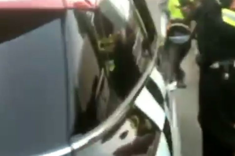 Tangkapan layar video polisi menyetop mobil yang masuk ke dalam iring-iringan kendaraan Wapres Ma'ruf Amin