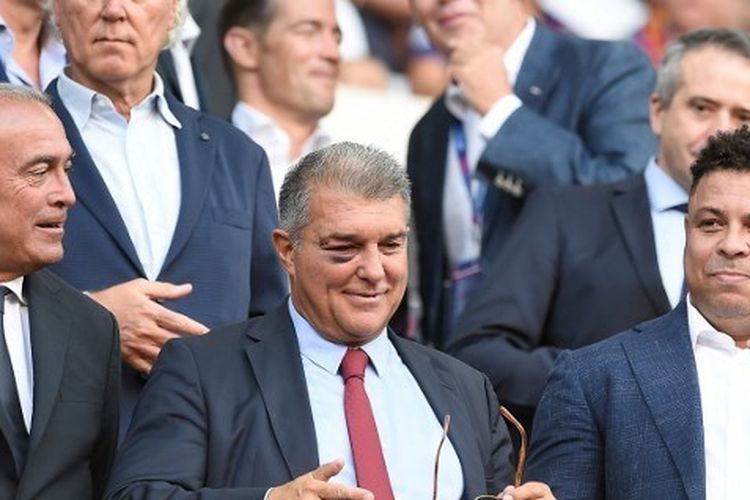 Presiden Barcelona Joan Laporta (kiri) bersama Presiden Real Valladolid Ronaldo Nazario (kanan) menghadiri laga Barcelona vs Real Valladolid dalam lanjutan Liga Spanyol musim 2022-2023 di Stadion Camp Nou, Senin (29/8/2022) dini hari WIB. Ketika datang ke stadion, Joan Laporta mencuri perhatian karena matanya yang lebam.