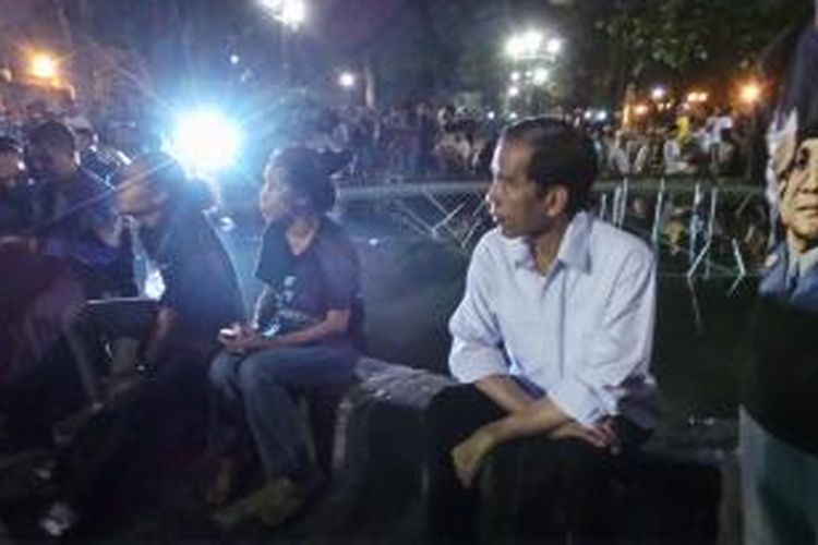 Gubernur DKI Jakarta Joko Widodo menghabiskan Sabtu malamnya dengan nongkrong di Taman Suropati, Sabtu (12/4/2014) malam.
