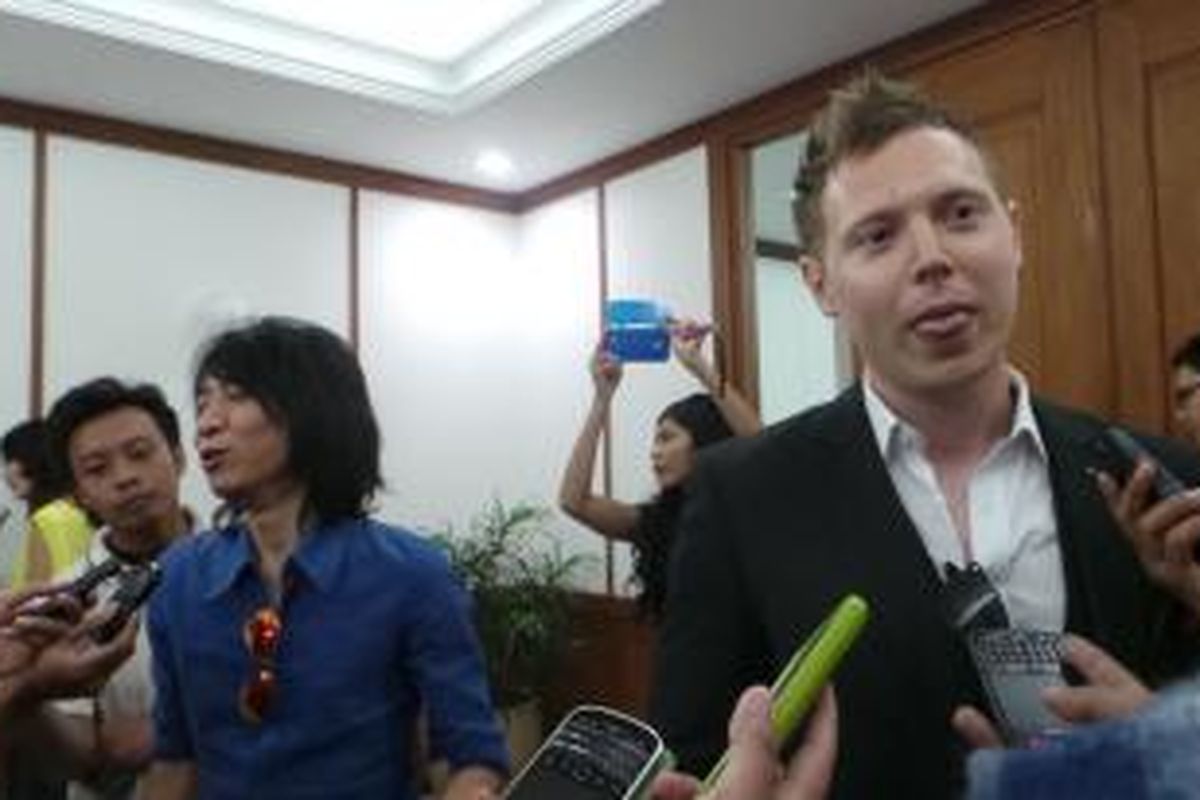 Gitaris Arkarna Matt Hart bersama Abdee Slank, di Balaikota Jakarta, Rabu (6/8/2014).