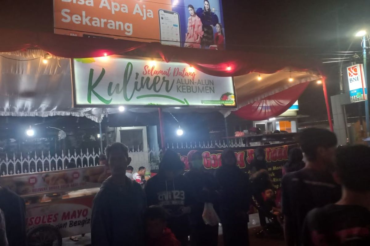 Lapak-lapak pelaku Usaha Mikro Kecil Menengah (UMKM) di Kebumen International Expo, Kebumen, Jawa Tengah pada Sabtu (2/7/2022) malam.