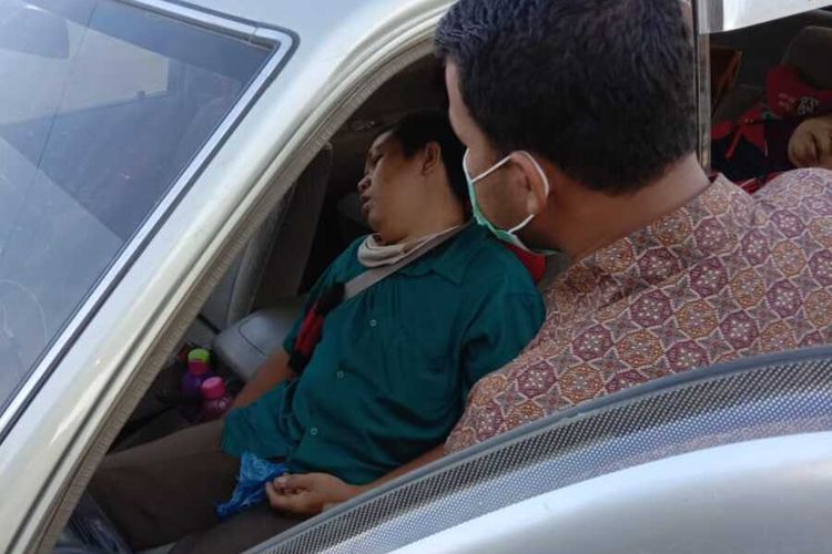 Petugas Polsek Pasir Penyu melakukan evakuasi terhadap tiga orang korban diduga keracunan AC mobil di Jalan Jenderal Sudirman, Desa Jatirejo, Kecamatan Pasir Penyu, Kabupaten Inhu, Riau, Kamis (3/12/2020).