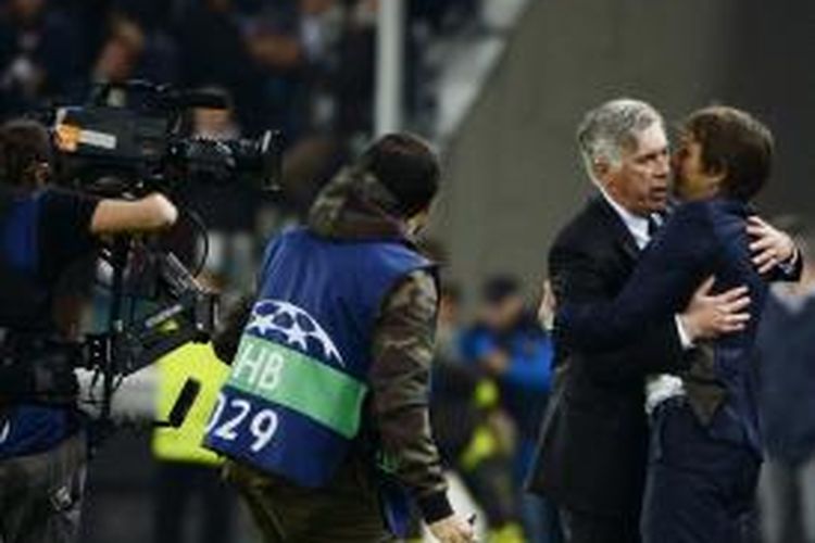 Pelatih Real Madrid Carlo Ancelotti (kedua dari kanan) berpelukan dengan pelatih Juventus Antonio Conte, saat menyaksikan anak-anak didik mereka bertanding, pada matchday keempat fase grup Liga Champions antara anak didik mereka, di Juventus Stadium, Selasa (5/11/2013).