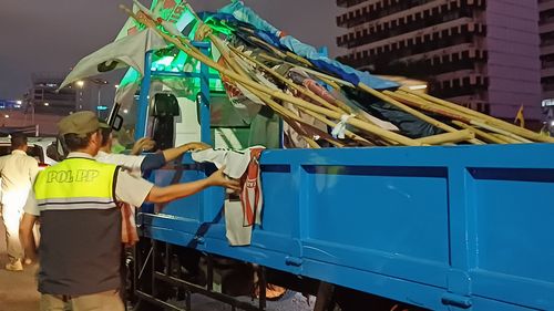 Seluruh Bendera Parpol di &ldquo;Flyover&rdquo; Kuningan Dicopot, Bawaslu: Tidak Ada yang Protes