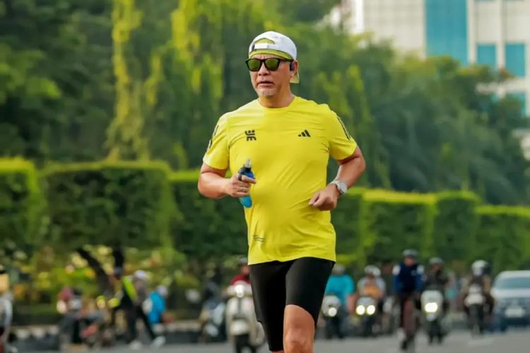 Irfan Prasatya (60) yang masih aktif berolahraga lari, bahkan sampai menjual kendaraan pribadi supaya bisa berjalan kaki sambil memanfaatkan transportasi umum.