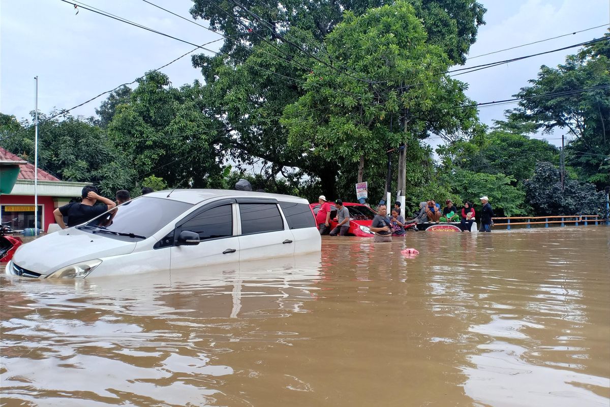 Ketinggian air sudah mencapai setengah badan mobil kala banjir melanda Perumahan Kartika Baru, Rabu (01/01/2019)