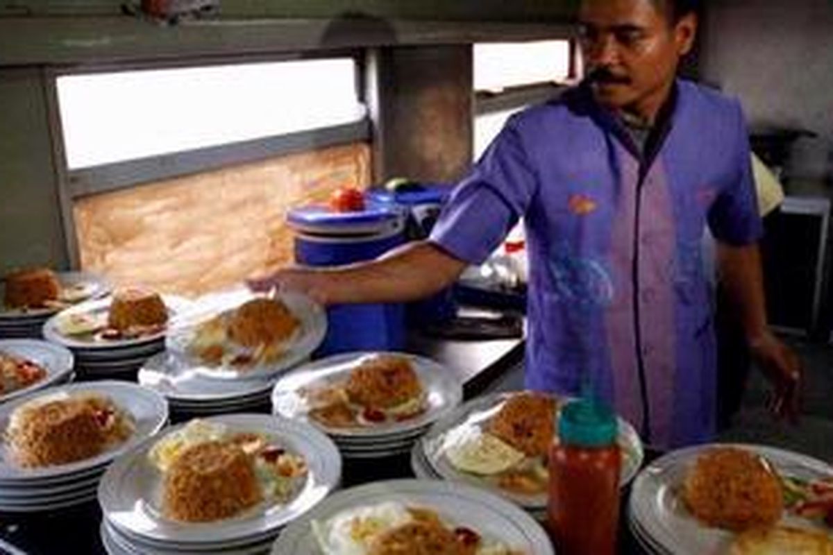 Petugas menyiapkan makanan untuk perjalanan terakhir kereta api Parahyangan jurusan Jakarta-Bandung, Senin (26/4/2010). Kereta yang telah beroperasi selama 39 tahun ini akan berhenti beroperasi mulai Selasa (27/4/2010). 