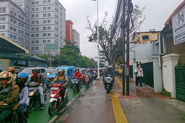 Kemacetan di Jalan Dewi Sartika arah Otista menuju perempatan PGC, Jakarta Timur, Kamis (23/2/2023).