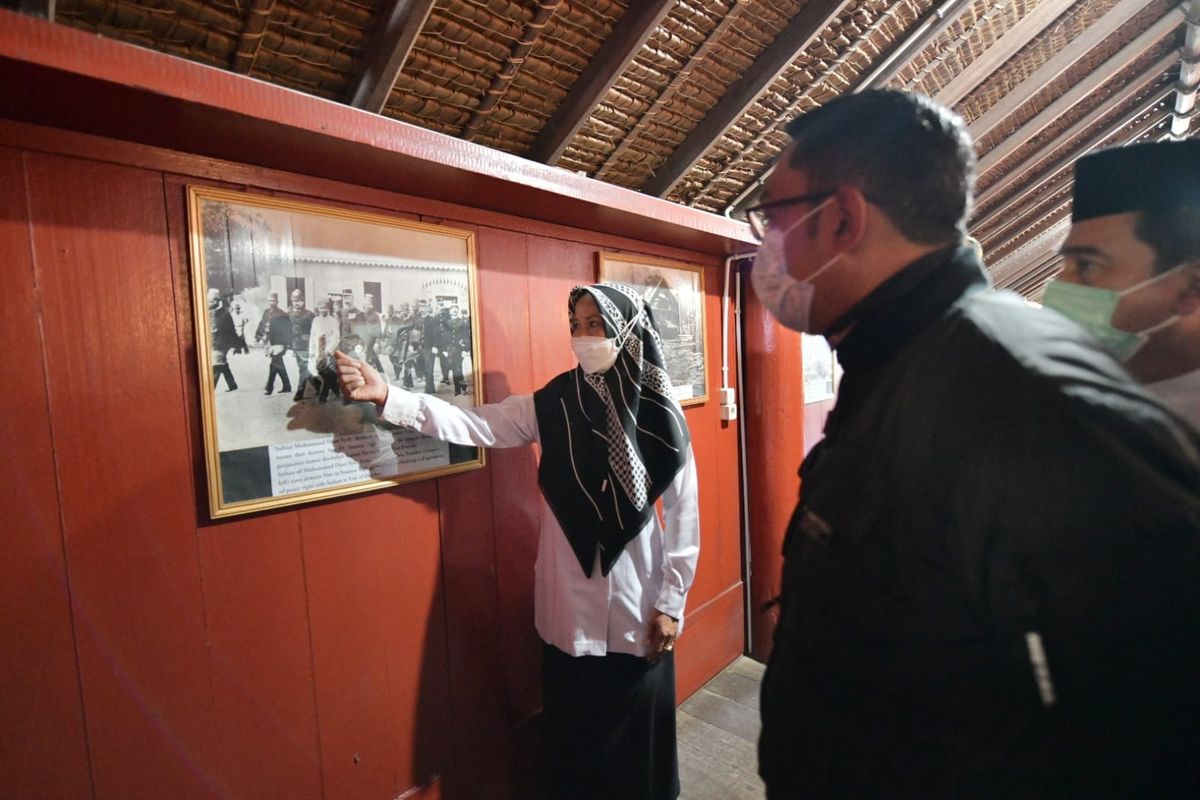 Gubernur Jawa Barat (Jabar) Ridwan Kamil menjumpai kerabat ahli waris Cut Nyak Dhien di Museum Rumah Cut Nyak Dhien, Desa Lampisang, Kecamatan Peukan Bada, Kabupaten Aceh Besar, Senin (27/12/2021).

