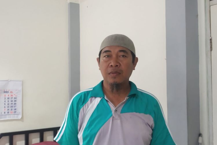 Sutarman (55) adalah seorang pengemudi ojek online (ojol). Ia merupakan salah satu calon penghuni Rusun Sentra Mulyajaya.