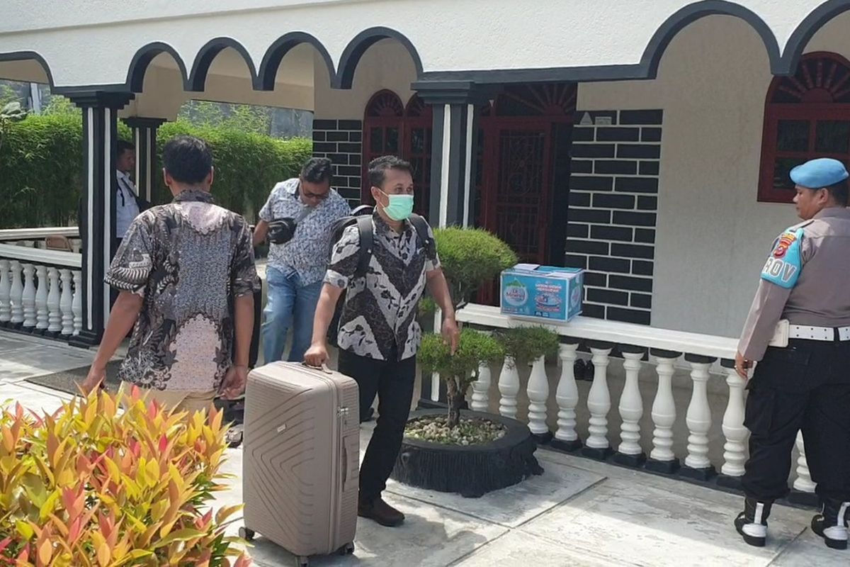Penyidik KPK membawa 3 koper berisi barang bukti dugaan korupsi suap proyek pembangunan jalan di Sumut, dari rumah Muhammad Akhirun Piliang alias Kirun, bos PT DNG, di Jalan Mawar, Lingkungan III, Kelurahan Ujungpadang, Kecamatan Padangsidimpuan Selatan, Kota Padangsidimpuan, Sumatra Utara, Jumat (4/7/2025).