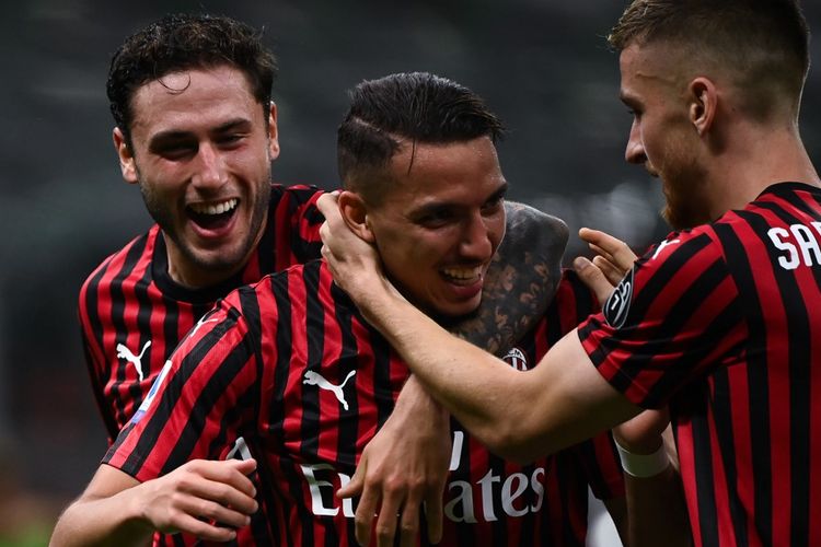 Pemain AC Milan, Ismael Bennacer, merayakan gol bersama Davide Calabria dan Alexis Saelemaeker pada laga AC Milan vs Bologna di Stadion San Siro, Milan, 18 Juli 2020.