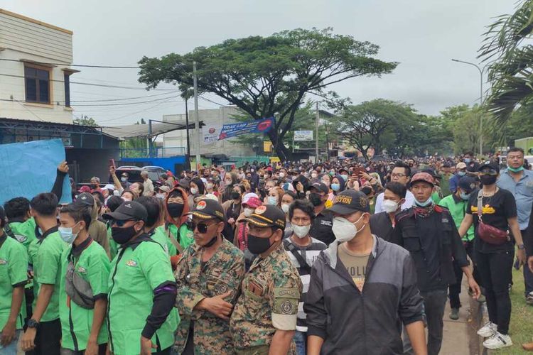 Pekerja tempat hiburan malam dan pemandu lagu melakukan aksi penolakan pembongkaran gedung yang dijadikan tempat mereka bekerja di Jalan Lingkar Selatan, Kecamatan Kramatwatu, Kabupaten Serang, Banten