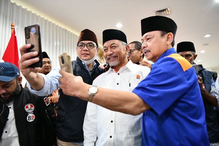 Presiden Partai Keadilan Sejahtera (PKS) Ahmad Syaikhu dan Sekretaris Jenderal (Sekjen) PKS Habib Aboe Bakar Alhabsyi beserta jajaran menerima kunjungan Ketua Simpul-simpul Relawan Anies Baswedan di Kantor Dewan Pengurus Pusat (DPP) PKS, Jakarta, Selasa (11/7/2023).