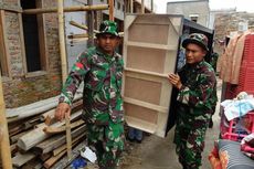 Warga Batalyon Siliwangi Kumpulkan Harta Benda yang Tersisa dari Puing Bangunan