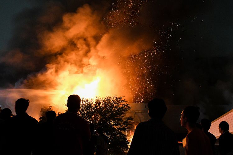 Warga menyaksikan api yang membakar gedung Hailai di kawasan Ancol, Jakarta Utara, Selasa (5/11/2019) dini hari. Menurut Kepala seksi operasi Sudin Damkar Jakarta Utara Abdul Wahid mengerahkan 20 unit mobil damkar untuk memadamkan api yang membakar gedung pada pukul 23.00 WIB Senin (4/11/2019) malam.