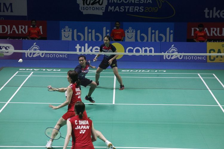 Pasangan ganda putri Indonesia, Siti Fadia Ramadhanti/Ribka Sugiarto (seragam hitam), saat tampil pada laga semifinal Yuzu Indonesia Masters 2019, Sabtu (5/10/2019).