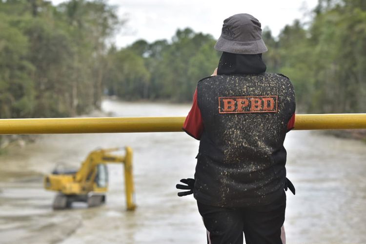 Bupati Luwu Utara Indah Putri Indriani tinjau perbaikan fasilitas listrik di Desa Lero yang rusak diterjang banjir bandang, Sabtu (18/7/2020). 