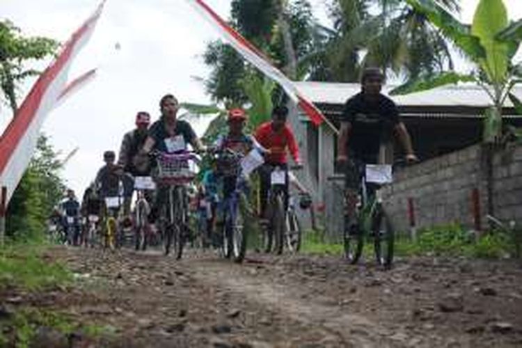 Puluhan anak muda di Desa Tamansari menggelar Tour de Jalan Rusak. Mereka mengeliling desa melewati jalan rusak menggunakan sepada Minggu (28/8/2016) 