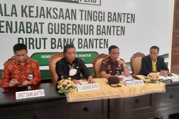 Direktur Bank Banten Agus S (kiri) meminta bantuan kepada Kepala Kejaksaan Tinggi Banten Leonard Eben Ezer Simanjuntak (dua dari kanan) tagih piutang bank banten