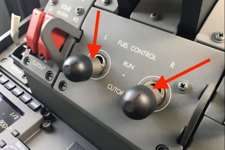 Posisi tombol Fuel Cutoff di pesawat B787.