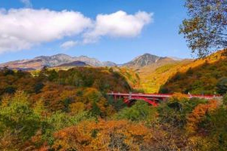 Shosenkyo, destinasi wisata di prefektur Yamanashi, Kepulauan Honshu, Jepang. Dari Shonsenkyu, wisatawan dapat melihat jelas pemandangan Gunung Fuji.