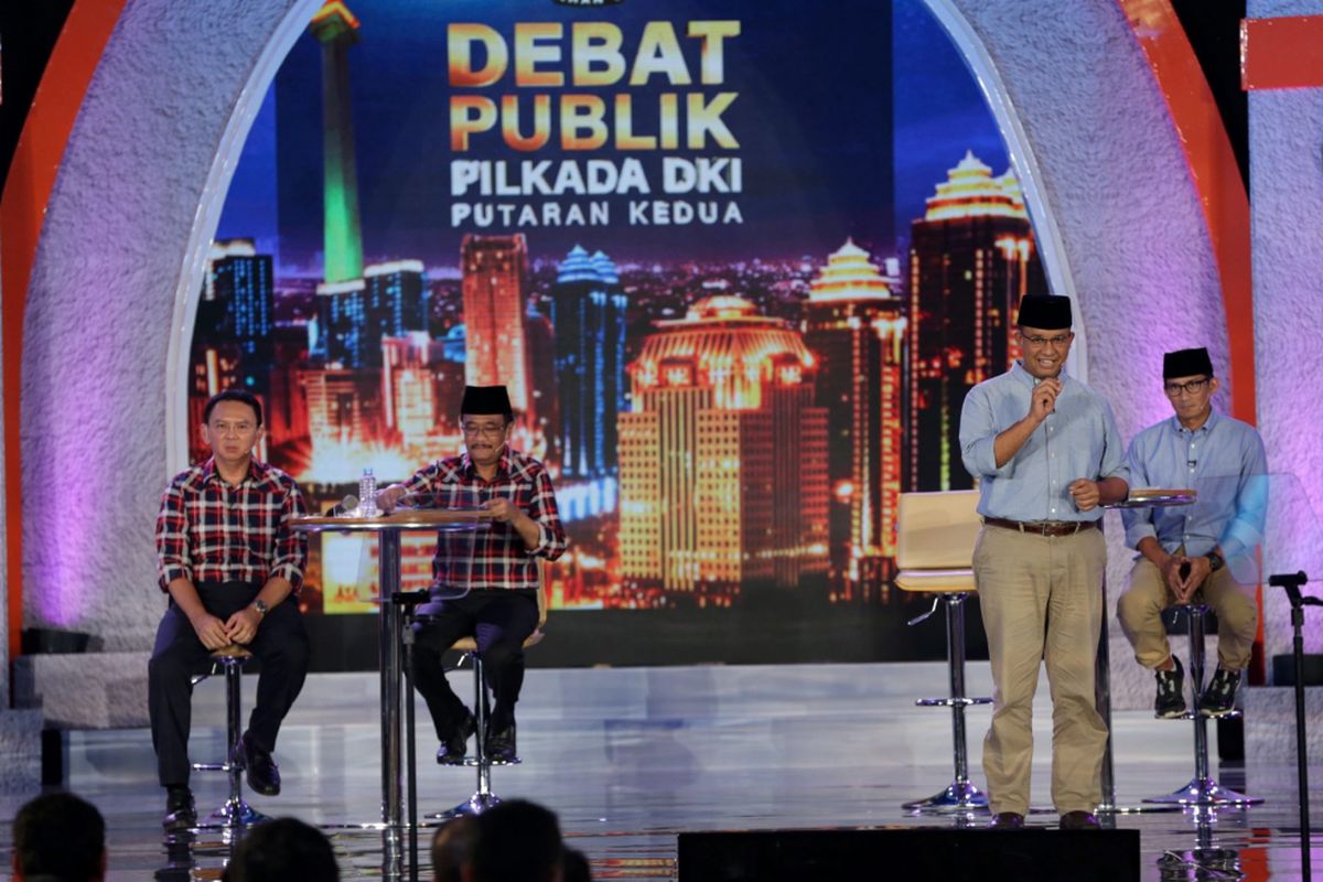 Kandidat calon gubernur dan wakil gubernur DKI Jakarta nomor urut 2, Basuki Tjahaja Purnama dan Djarot Saiful Hidayat serta pasangan kandidat nomor urut 3, Anies Baswedan dan Sandiaga Uno saat Debat Publik Pilkada DKI Jakarta Putaran Kedua yang diselenggarakan Komisi Pemilihan Umum Daerah DKI Jakarta di Hotel Bidakara, Jakarta, Rabu (12/4/2017). Pemungutan suara Pilkada DKI Jakarta putaran kedua akan dilaksanakan 19 April 2017 mendatang. KOMPAS IMAGES/KRISTIANTO PURNOMO