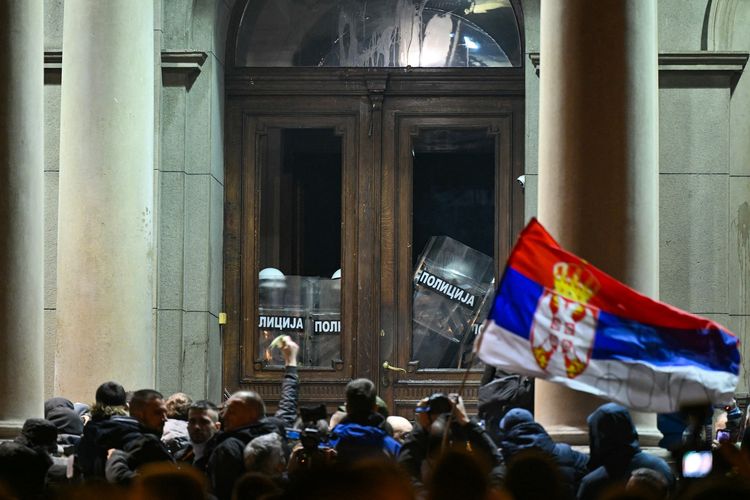 Para pendukung oposisi pada Minggu (24/12/2023) berkumpul di depan gedung Dewan Kota Belgrade, ibu kota Serbia, untuk berunjuk rasa tentang hasil pemilu yang menurut mereka dicurangi.