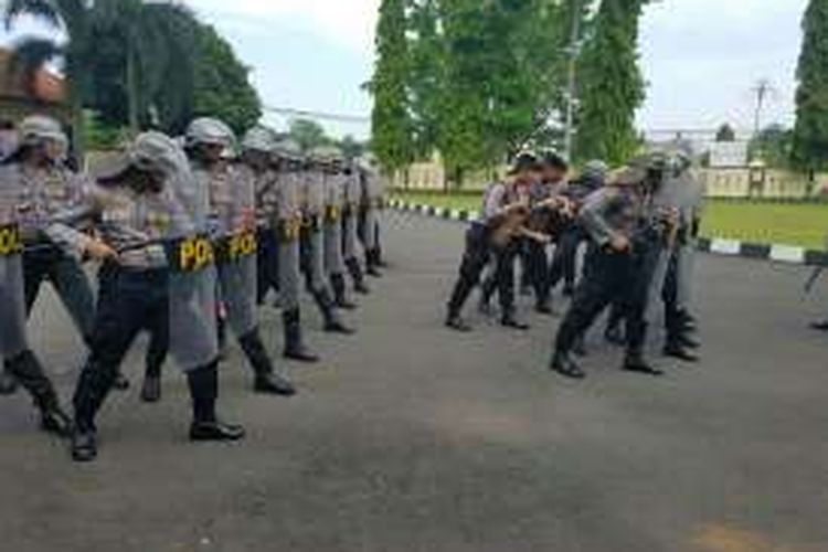 Puluhan anggota Sat Sabhara Polres Pekalongan, Jawa Tengah, berlatih mengatasai huru hara apabila pada Pilkada Serentak 2017 alami kerusuhan.