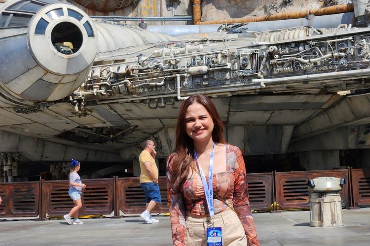 Artis peran Syifa Hadju berpose di area Star Wars: Galaxy's Edge di Disneyland Park, Anaheim, California, Kamis (8/9/2022).