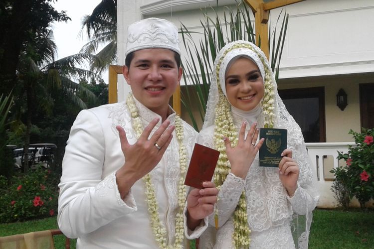 Haykal Kamil dan Tanti Namira diabadikan  pada jumpa pers Pernikahan keduanya, di  The Lodge Hotel, Bogor, Jawa Barat, Sabtu (25/3/2017)