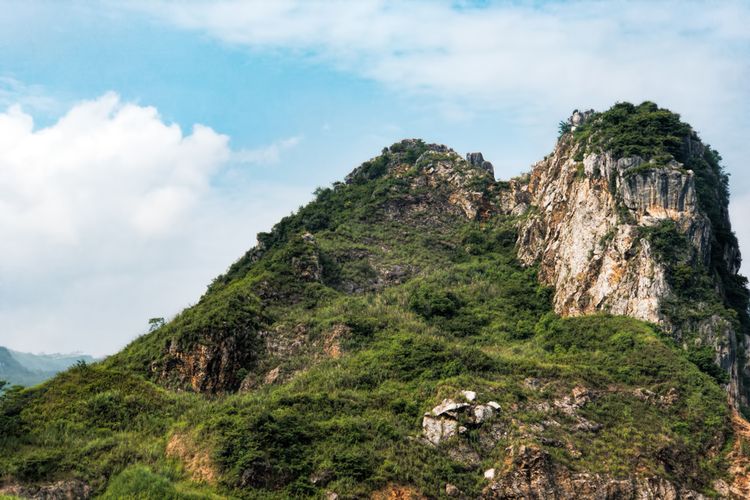 Gunung berbatu kapur yang digunakan untuk penambangan batu. Gunung Masigit Kareumbi di wilayah Jawa Barat merupakan objek wisata dan menjadi hutan konservasi. 
