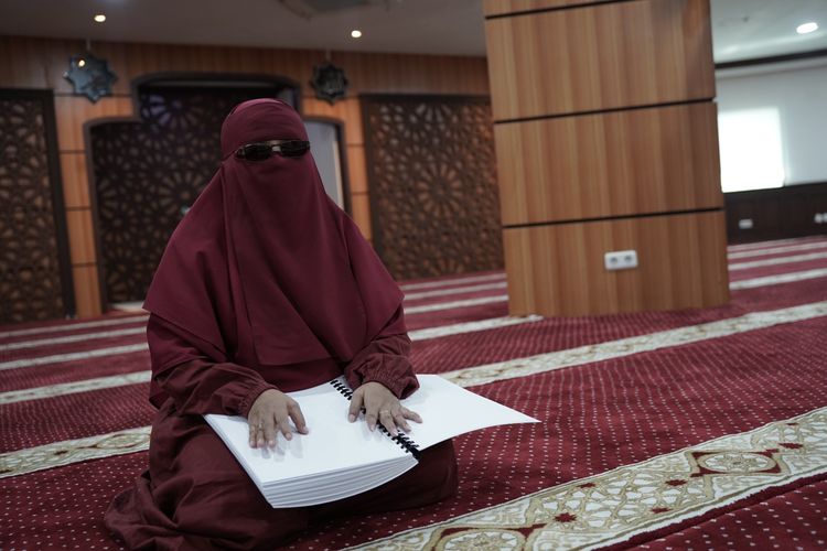 Cuma Butuh 1 Hari Kuasai Braille, Inayatul Kamilah Ajarkan Al Quran kepada Sesama Tuna Netra