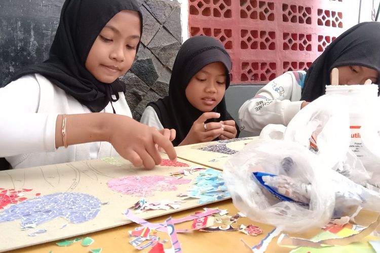 Anak-anak Rumah Belajar Sabilulungan Bandung tengah sibuk membuat hasil karya Kolase, lukis hingga batik cap yang dibuat dari bahan kentang, di Rumah Belajar Sabilulungan, Sekeloa, Kota Bandung, Jawa Barat, Sabtu (24/6/2023).