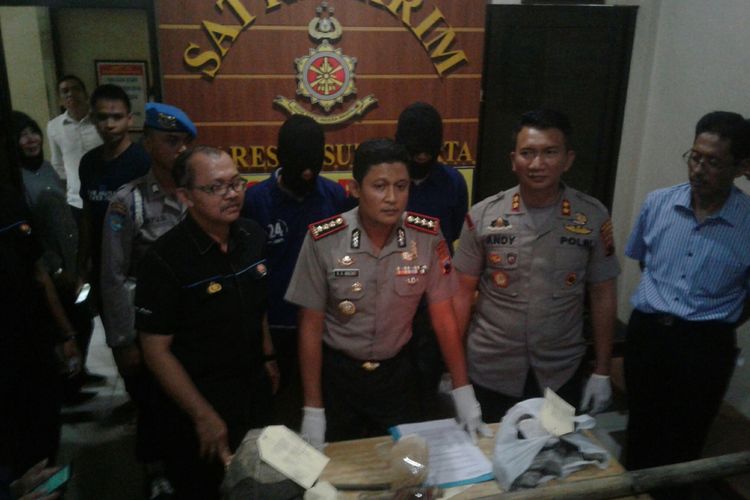 Kapolresta Surakarta, Kombes Pol Ribut Hari Wibowo didampingi Wakapolresta Surakarta, AKBP Andy Rifai dan dua tersangka penganiayaan suporter yang diamankan di Mapolresta Surakarta, Solo, Jawa Tengah, Selasa (17/4/2018).