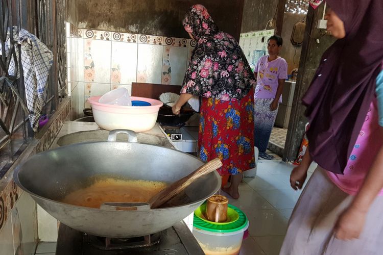 Pekerja mencetak Bu Grieng di Desa Paya Tengoeh, Kecamatan Simpang Keuramat, Kabupaten Aceh Utara, Aceh, Jumat (11/1/2019).