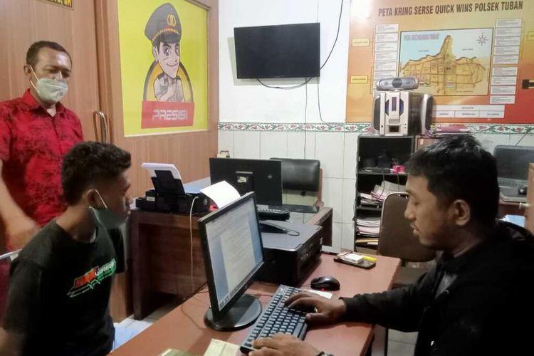 Samsul Hadi (22), warga Desa Kembangbilo, Kecamatan Tuban, Kabupaten Tuban, Jawa Timur, saat diperiksa petugas kepolisian setelah menjual sepeda motor pacarnya untuk modal judi online